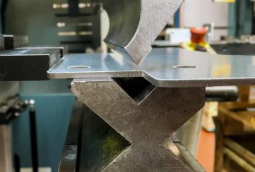bending-sheet-metal-with-hydraulic-bending-machine-factory (1)-s